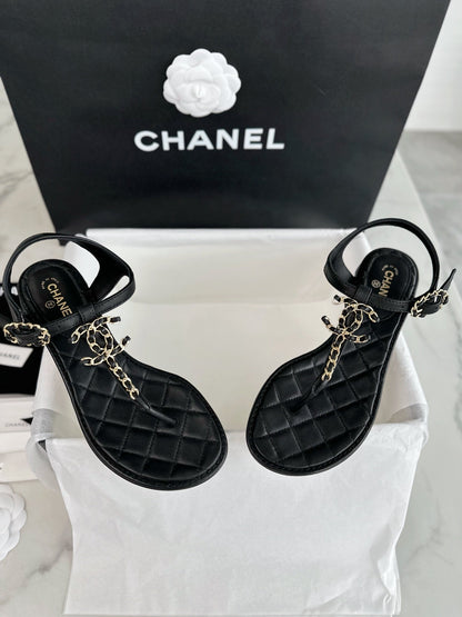 𝟐𝟒𝐂 Black flip-flop thick heel sandals