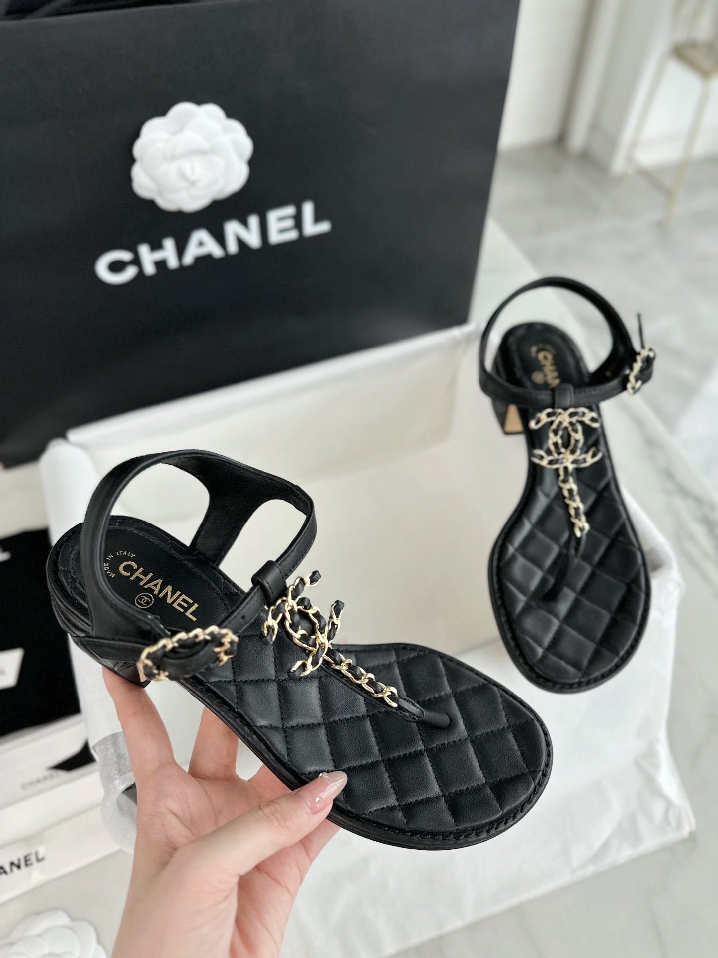 𝟐𝟒𝐂 Black flip-flop thick heel sandals